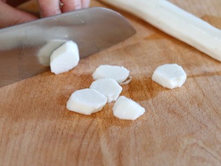 3、山药鸡蛋糕,山药去皮切小块，对山药黏液过敏的要带上一次性手套