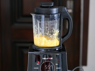 6、山药鸡蛋糕,启动破壁机的酱料功能打至细腻、蓬松的糊状，我一共打了两分钟