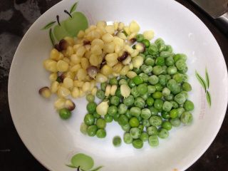 5、五蔬凤尾虾,准备玉米粒和豌豆粒