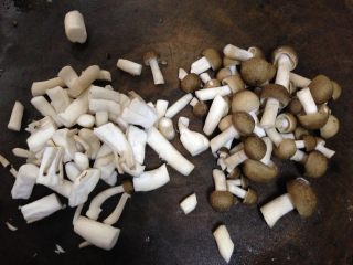 6、五蔬凤尾虾,蟹味菇洗净切丁