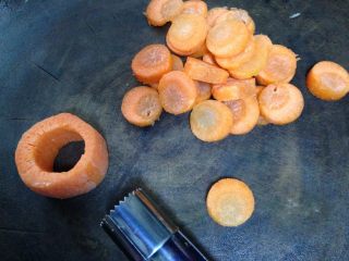 7、五蔬凤尾虾,胡萝卜用去核器压成圆形后切薄片(没有的可以直接切成小粒)