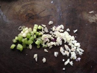 10、五蔬凤尾虾,香葱、蒜切碎