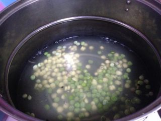 12、五蔬凤尾虾,倒入豌豆粒和玉米粒焯熟备用