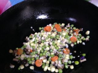 15、五蔬凤尾虾,倒入蔬菜丁炒匀