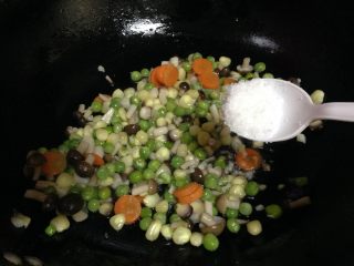 16、五蔬凤尾虾,加糖调味炒匀