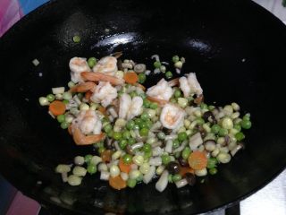 17、五蔬凤尾虾,下入虾仁,加入家乐热炒鲜露翻匀