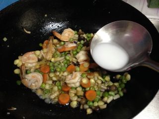 18、五蔬凤尾虾,勾入适量水淀粉