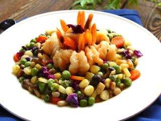 20、五蔬凤尾虾,至于摆盘,您可以直接盛入盘子或是把蔬菜平铺盘底,8只虾尾部向上摆成圆形,挑一只最大的、漂亮的尾部向下插入8只虾的中间即可