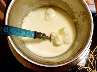 2、轻乳酪蛋糕,把奶油奶酪、酸奶、淡奶油放进小盆里，再放进一个装水的稍大的盆内。用电磁炉低火隔水加热。