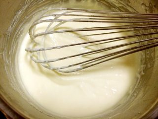 3、轻乳酪蛋糕,用手动打蛋器搅拌至奶油奶酪融化。