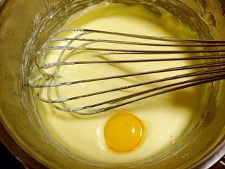 4、轻乳酪蛋糕,鸡蛋蛋清蛋黄分开，蛋清备用。把蛋黄分2次加入奶酪溶液里，快速搅拌。