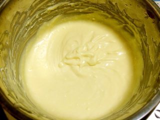 6、轻乳酪蛋糕,搅拌至浓稠均匀，无颗粒。从大盆里取出，用干净潮湿的毛巾盖住。