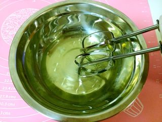 7、轻乳酪蛋糕,蛋清里加入三分之一的细砂糖，用电动打蛋器打发。砂糖分三次加完。