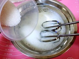 8、轻乳酪蛋糕,打至如鱼眼睛的大泡泡出现可加入第二次砂糖，继续打发。