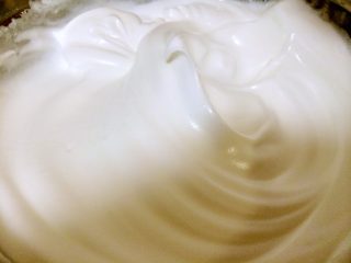 9、轻乳酪蛋糕,蛋白打发至稠密时加第三次砂糖。打发至湿性发泡，就是提起打蛋器，蛋白会出现弯弯的尖角。（打过了就是直直的尖角，叫硬性发泡）