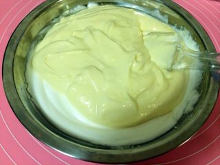 10、轻乳酪蛋糕,取三分之一奶酪糊加进蛋白，用橡皮刮刀翻拌。翻拌是从底部铲上来，分别往左右拌匀。不能朝同一方向搅拌，蛋白会消泡，影响蛋糕口感。