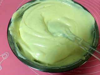 11、轻乳酪蛋糕,再把奶酪糊倒入蛋白盆里，继续翻拌。