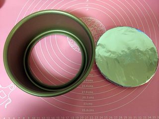 12、轻乳酪蛋糕,我使用的是三能活底6寸模具。用锡纸把底盘包住，放进模具