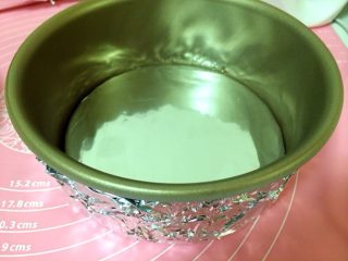 13、轻乳酪蛋糕,再用2层锡纸包裹住模具外侧
