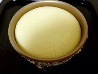 15、轻乳酪蛋糕,烤制到30分钟时打开烤箱加一次凉水。这样可避免蛋糕开裂。