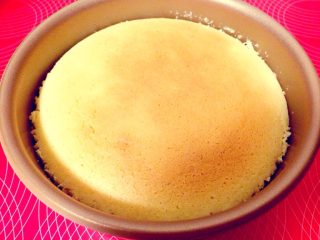 16、轻乳酪蛋糕,用手轻按蛋糕感觉不到底下有蛋糕液流动的感觉就是做好了。也可以用牙签扎个小洞，抽出牙签观察，如牙签上还有未凝固蛋糕糊说明没熟，应再烤制10分钟。