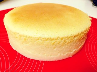 17、轻乳酪蛋糕,静置3分钟再脱模。活底模具脱模的窍门，用一个直径小于模具底盘的敦实点的罐头或玻璃杯。把蛋糕放在杯子上，轻轻向下拉动模具外侧。蛋糕会稳稳地出来。放进冰箱冷藏4小时以上口感更细腻。我是晚上做的，第二天早晨取出，时间正合适。