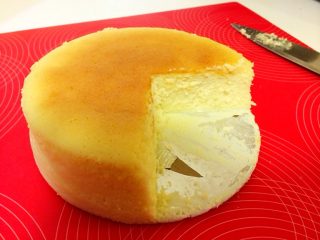 18、轻乳酪蛋糕,家里没有蛋糕刀，用钢刀小心翼翼切开，以免伤到模具。照片里底盘上锡纸被我划开。还好没划到模具。
