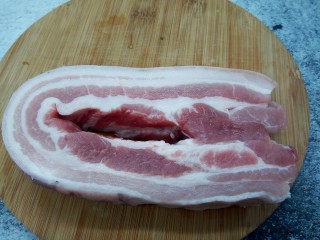 1、#做妈妈的拿手菜#鳗鱼干烧肉,这道菜选择五花肉来搭配，肥瘦相见，最好不过