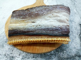 2、#做妈妈的拿手菜#鳗鱼干烧肉,优质的鳗鱼干具有鱼干特有色泽，呈正常的淡黄色并且透出褐红色，同时鳗鱼干表面洁净而干燥为上品