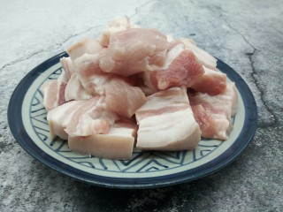 3、#做妈妈的拿手菜#鳗鱼干烧肉,五花肉切成块状，待会要炖一会，不用切的特别薄