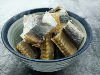 4、#做妈妈的拿手菜#鳗鱼干烧肉,鳗鱼干用刀剁成寸断，放清水浸泡1小时，喜欢吃软一点的鳗鱼干，可以泡2-3小时