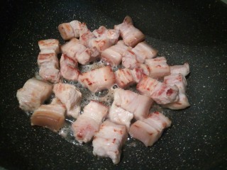 5、#做妈妈的拿手菜#鳗鱼干烧肉,五花肉先冷水下锅焯水，控干水分、锅里放适量的油，加五花肉翻炒至表皮微黄、油脂渗出为宜