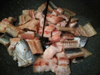 7、#做妈妈的拿手菜#鳗鱼干烧肉,加老抽一勺调个色