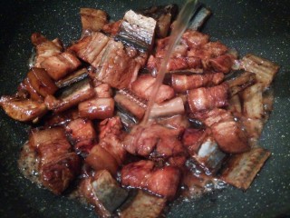 9、#做妈妈的拿手菜#鳗鱼干烧肉,加料酒三勺，也可以多放一点去腥