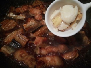 10、#做妈妈的拿手菜#鳗鱼干烧肉,加点生姜片，蒜片