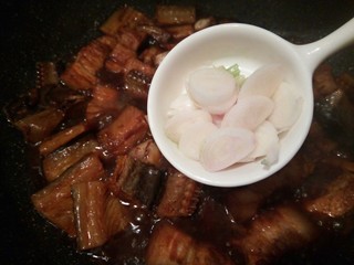 11、#做妈妈的拿手菜#鳗鱼干烧肉,葱头也放少许