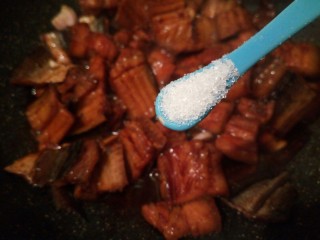 12、#做妈妈的拿手菜#鳗鱼干烧肉,加白糖一勺，提鲜