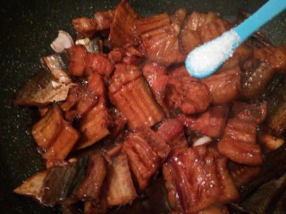 13、#做妈妈的拿手菜#鳗鱼干烧肉,盐一勺，调一个咸味