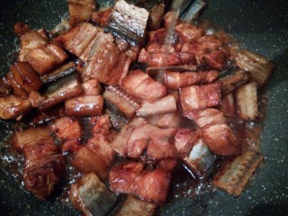 14、#做妈妈的拿手菜#鳗鱼干烧肉,色上均匀后，加少许的清水（清水漫过鳗鱼）大火烧开，改小火慢慢炖至入味