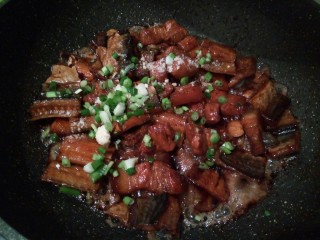15、#做妈妈的拿手菜#鳗鱼干烧肉,待锅中汤汁快差不多时转大火收汁，加一勺鸡粉，撒点葱花翻炒均匀即可，留少许汤汁味道会更美，味道独特的鳗鱼烧肉就出锅了。
