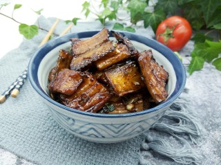 16、#做妈妈的拿手菜#鳗鱼干烧肉,鳗鱼刺少肉厚、加上五花肉油脂的渗入，味道咸香无比。