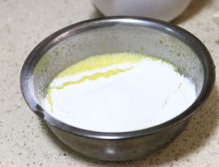 3、黑芝麻肉松蛋糕卷,筛入面粉