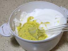 8、黑芝麻肉松蛋糕卷,再加入剩下的2/3的蛋白