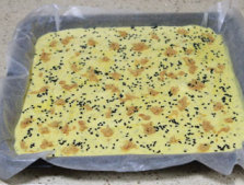 10、黑芝麻肉松蛋糕卷,烤盘垫上烘焙纸，倒入面粉糊后，撒上剩下的5克没有碾碎的黑芝麻和少量肉松；