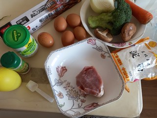 1、十味+蛋黄酱彩蔬蒸肉蛋,准备原料