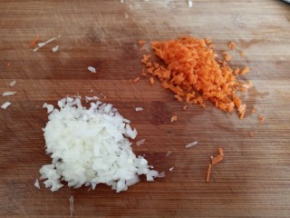 5、十味+蛋黄酱彩蔬蒸肉蛋,胡萝卜洋葱切碎