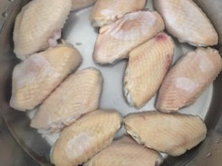 1、香煎鸡翅中,将鸡翅用热水,浸泡10分钟。