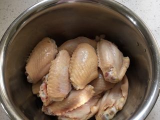 2、香煎鸡翅中,洗净后,逼水捞入小盆中