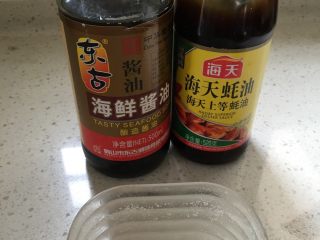3、香煎鸡翅中,准备好调味品