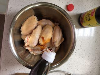 5、香煎鸡翅中,加入少量酱油